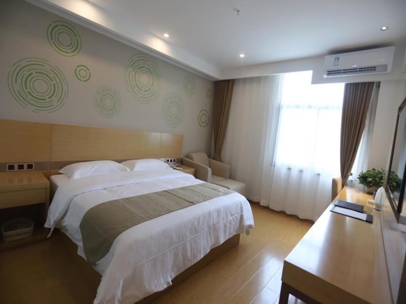 Postel nebo postele na pokoji v ubytování GreenTree Inn Liu'an Nanpingyuan Select Hotel