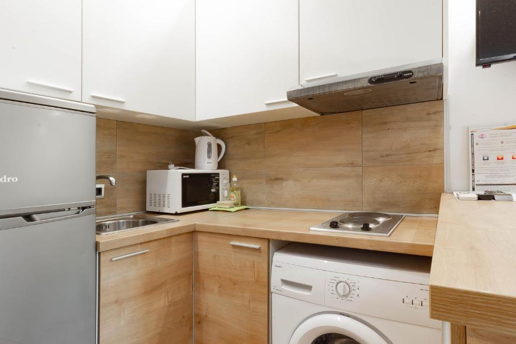 Kuchyňa alebo kuchynka v ubytovaní Apartments Pomerio Rijeka East