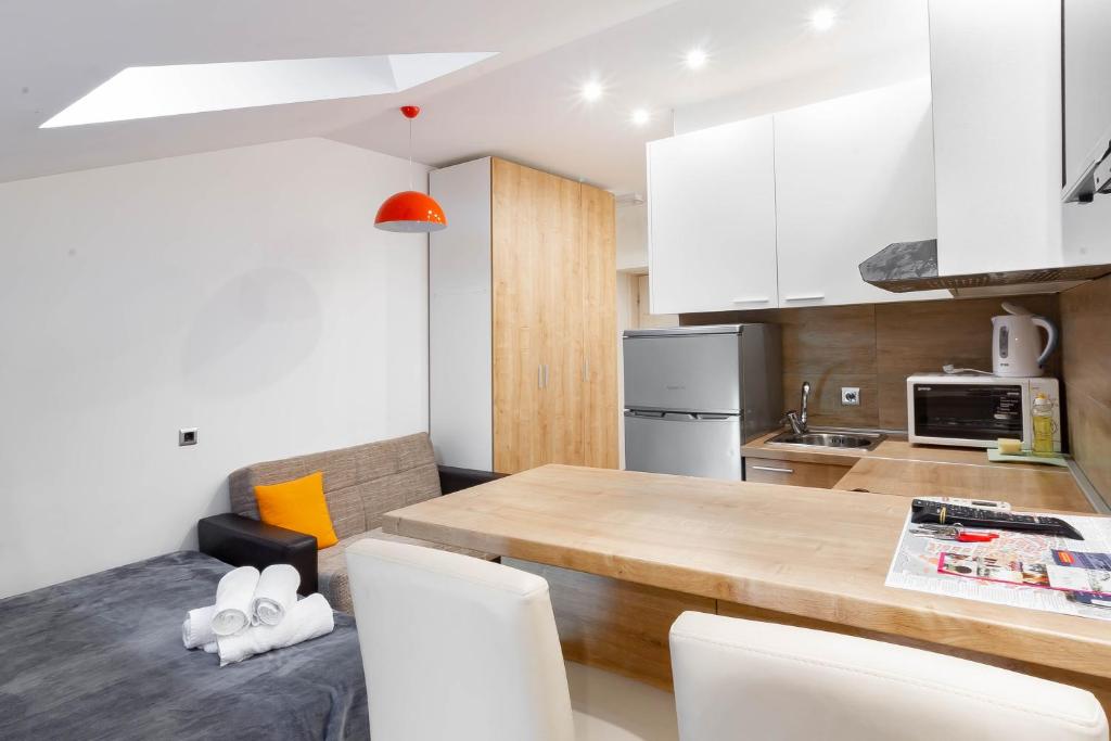 Kuchyňa alebo kuchynka v ubytovaní Apartments Pomerio Rijeka East
