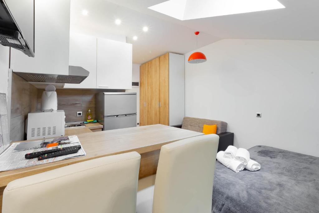 Kuchyňa alebo kuchynka v ubytovaní Apartments Pomerio Rijeka East
