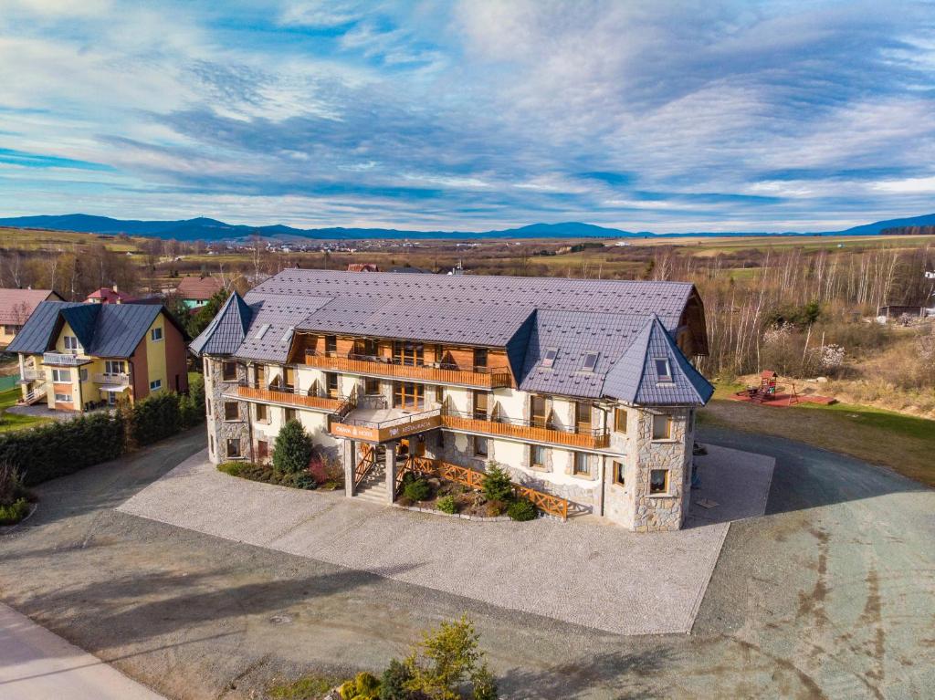 uma vista aérea de uma casa com um telhado em Orava Hotel em Vitanová