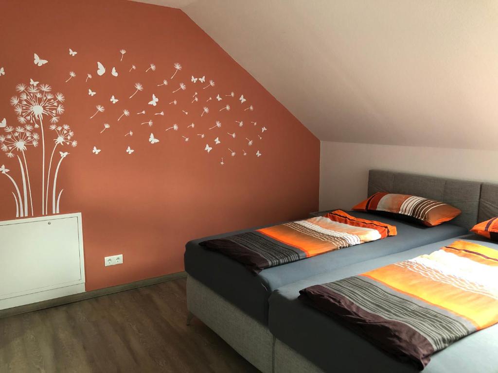 Postel nebo postele na pokoji v ubytování Ferienwohnung im Wonnegau Riesling-Suite