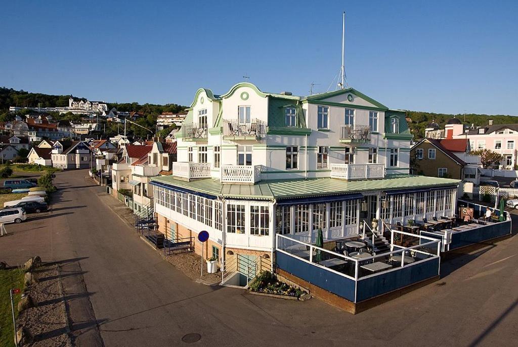 eine Luftansicht eines großen Hauses auf einer Straße in der Unterkunft Hotel Kullaberg - Sweden Hotels in Mölle