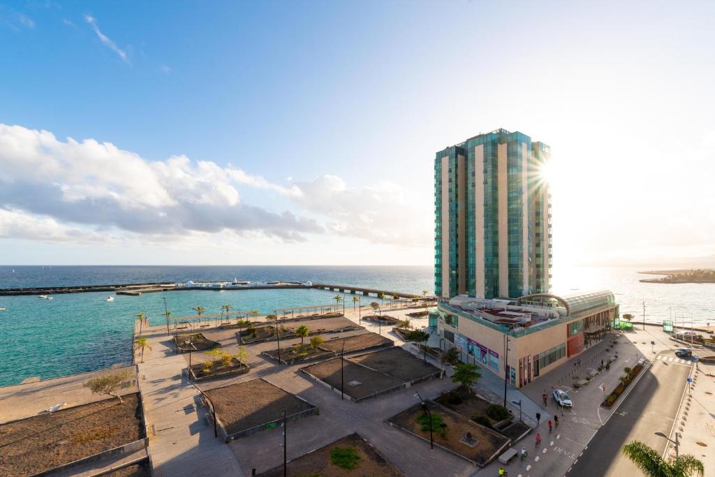 una vista aérea de un edificio y del océano en Fee4Me First Line Luxury apartment, en Arrecife