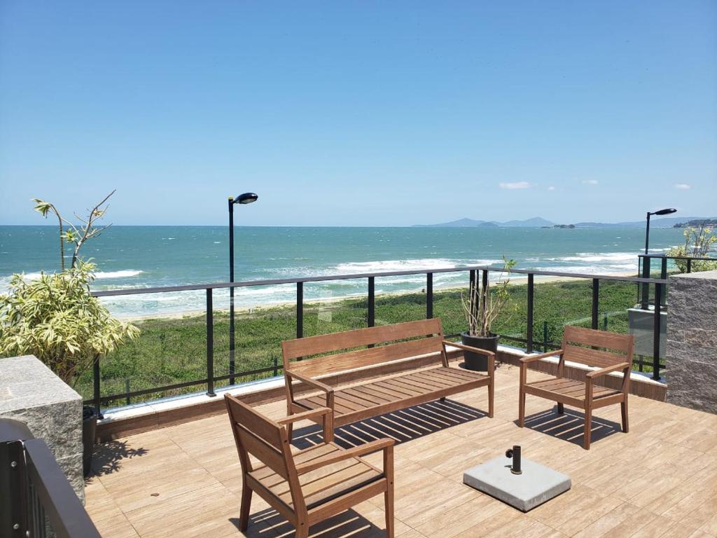 Pé na areia com vista do mar mesmo do sofá da sala