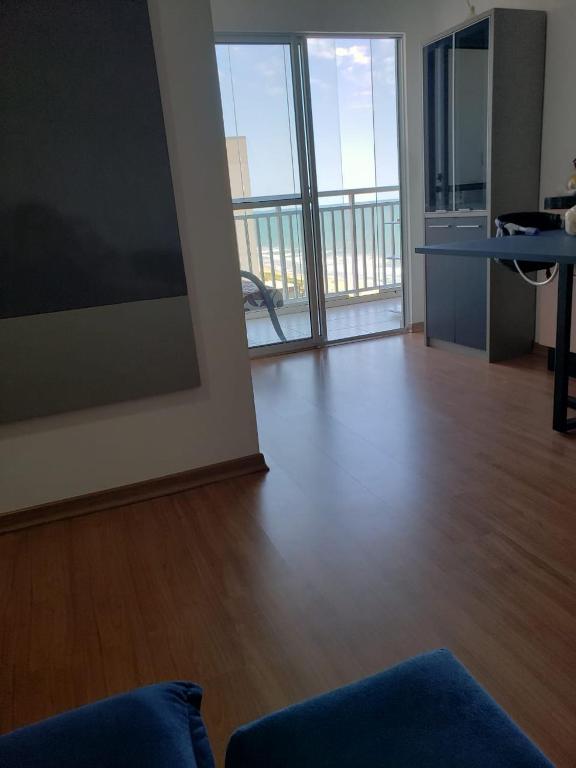  Pé na areia com vista do mar mesmo do sofá da sala