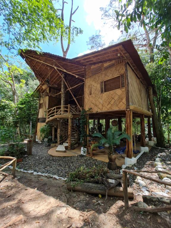 DoradalにあるEntreAguas Ecolodgeの屋根付きの森の家