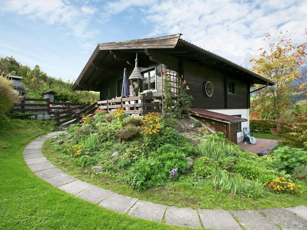 een huis met een tuin ervoor bij Chalet in Leogang Salzburg with garden in Leogang