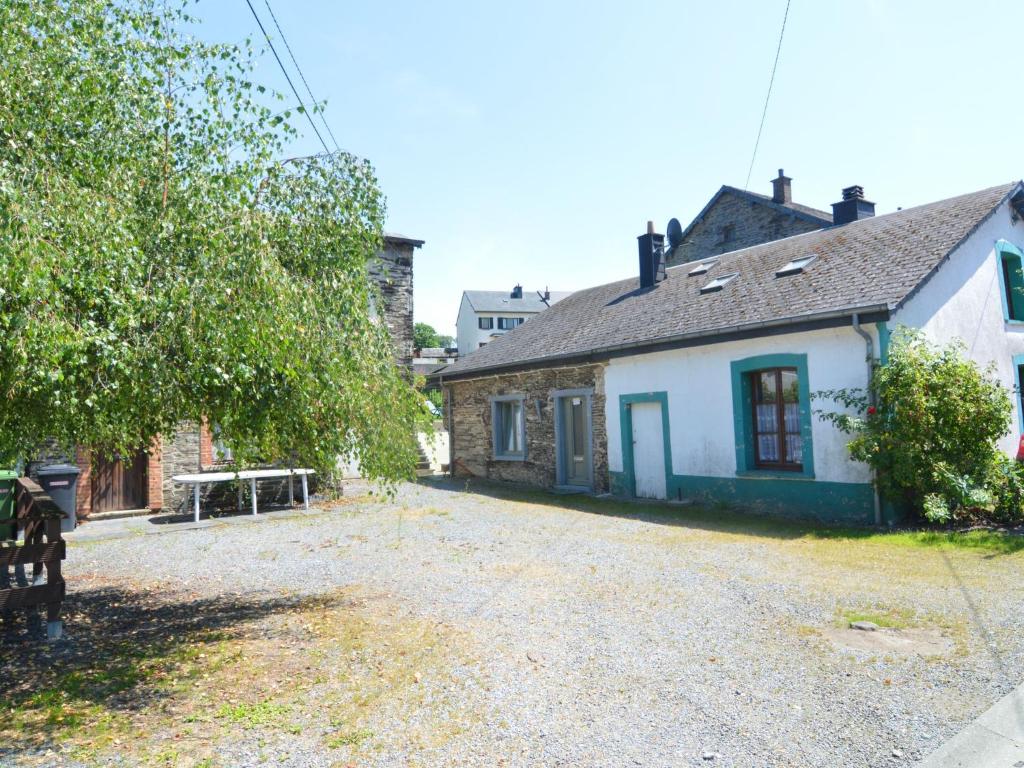 uma casa com uma entrada de cascalho em frente em Lovely Cottage in Alle with Garden em Alle
