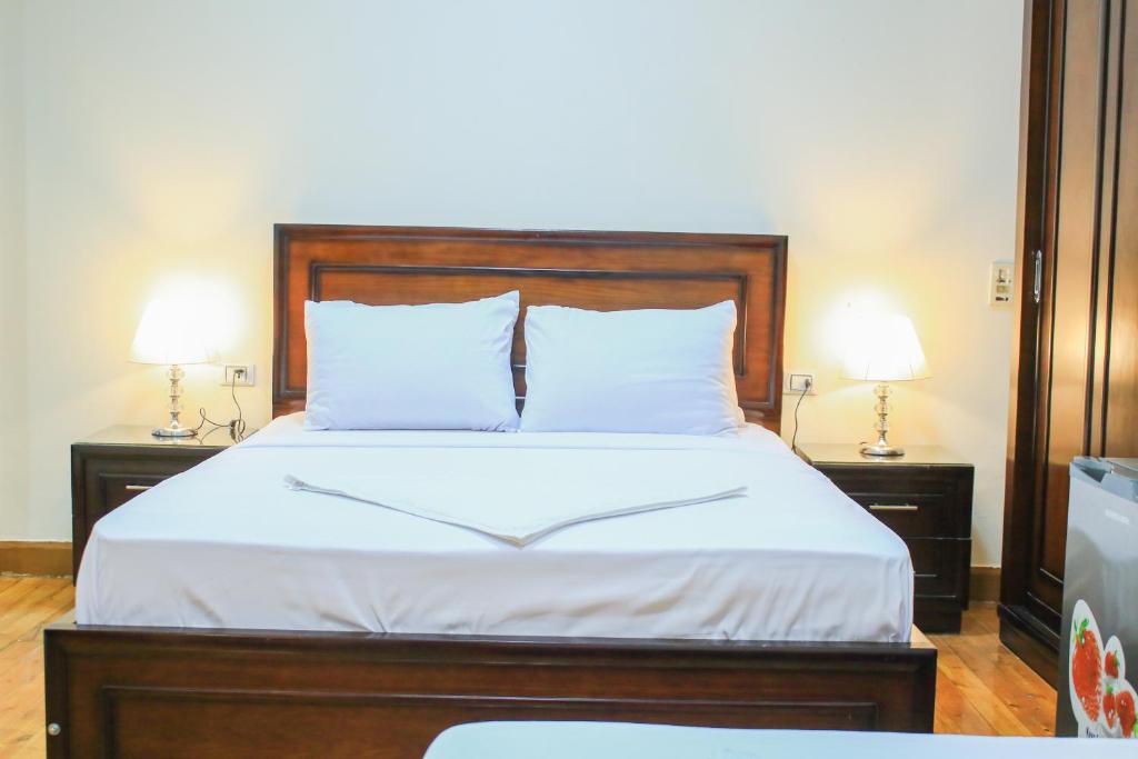Uma cama ou camas num quarto em Kmt Hostel