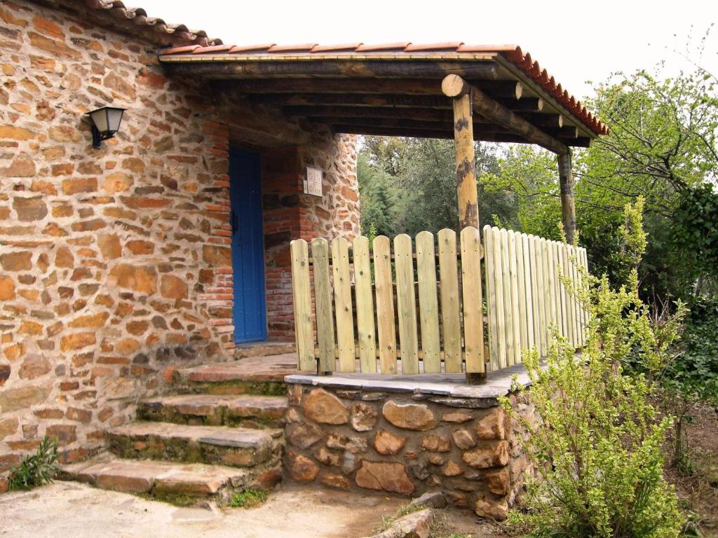 La BorregaにあるComfy Farmhouse in Valencia de Alc ntara with Poolの石造りの家の前の木門