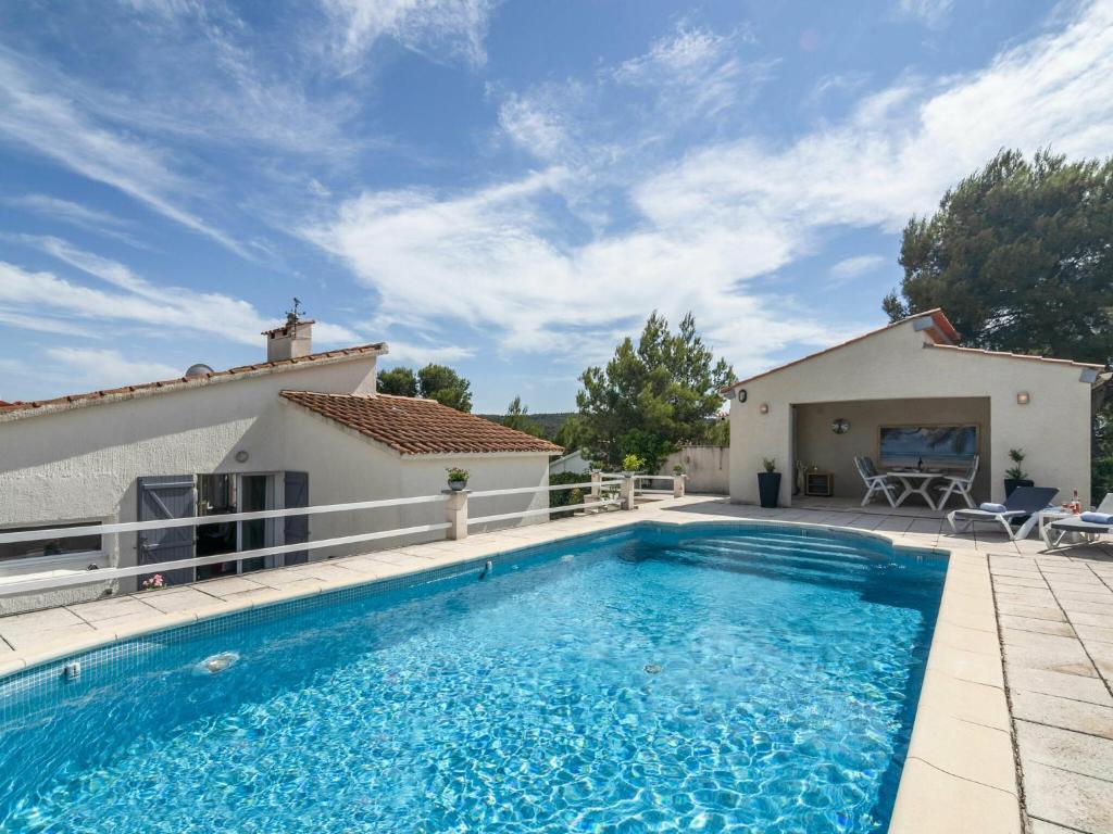 Pouzols-MinervoisにあるLuxury villa with private poolのスイミングプール付きのヴィラ、家