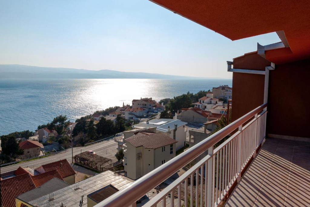 balkon z widokiem na ocean w obiekcie Apartments Toni w Omišu