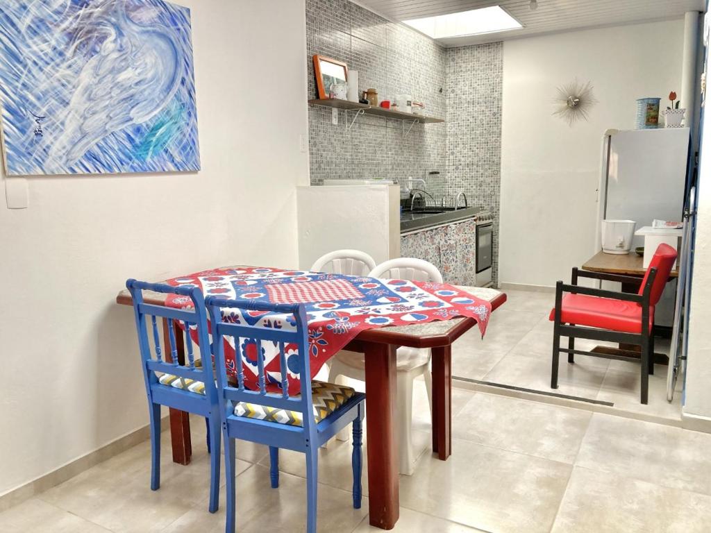 uma cozinha com mesa e cadeiras num quarto em Casa Foca em Bombinhas