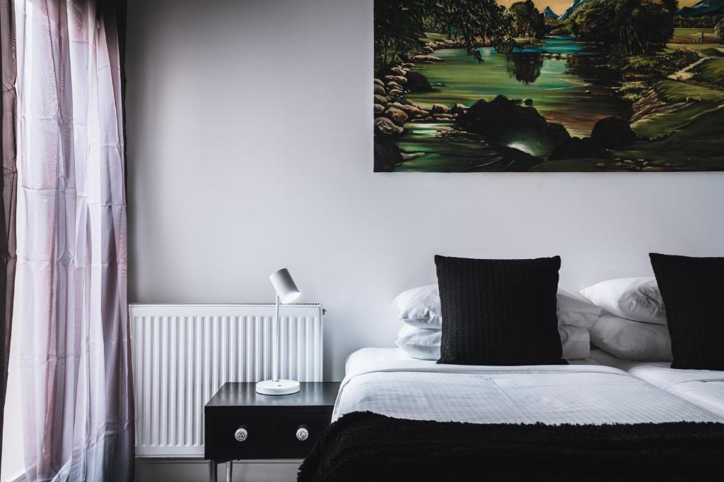 a bedroom with a bed and a painting on the wall at Johnstone Terrace in Castlemaine