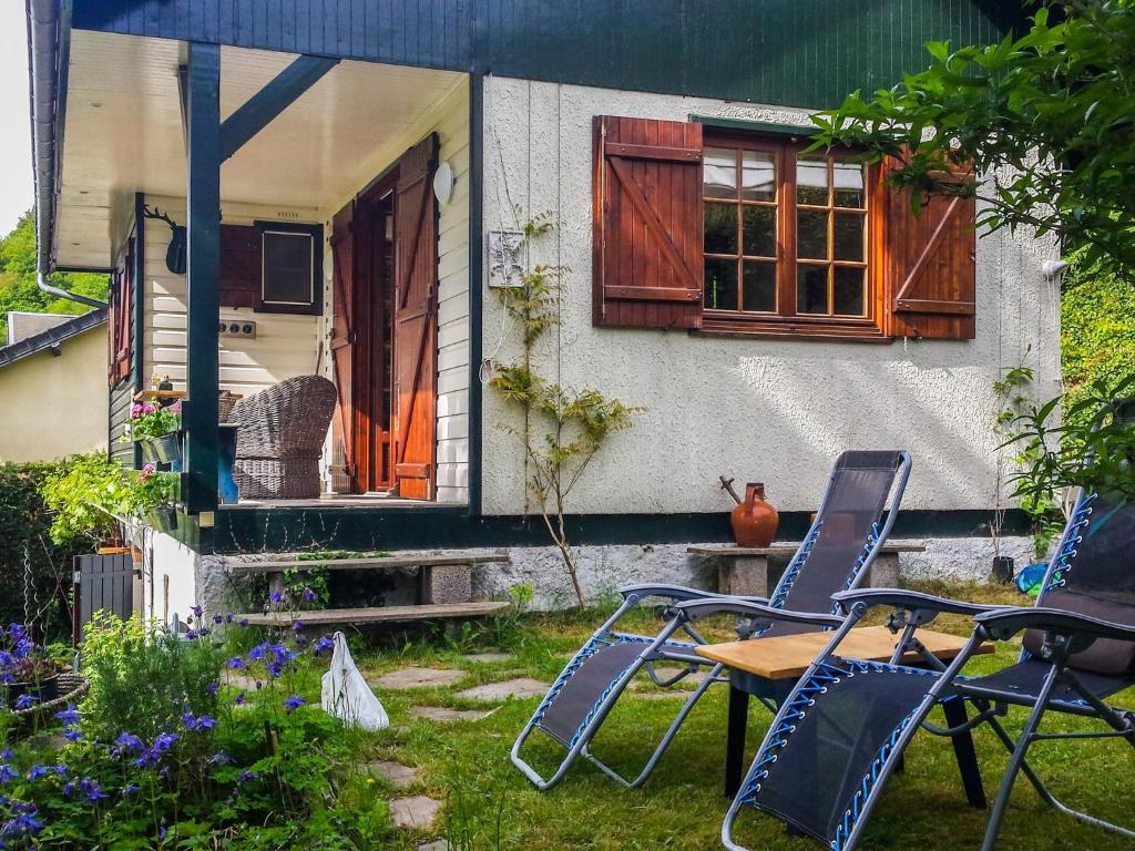 un groupe de chaises et une table devant une maison dans l'établissement Holiday home in Miremont with garden, à Saint-Jacques-dʼAmbur