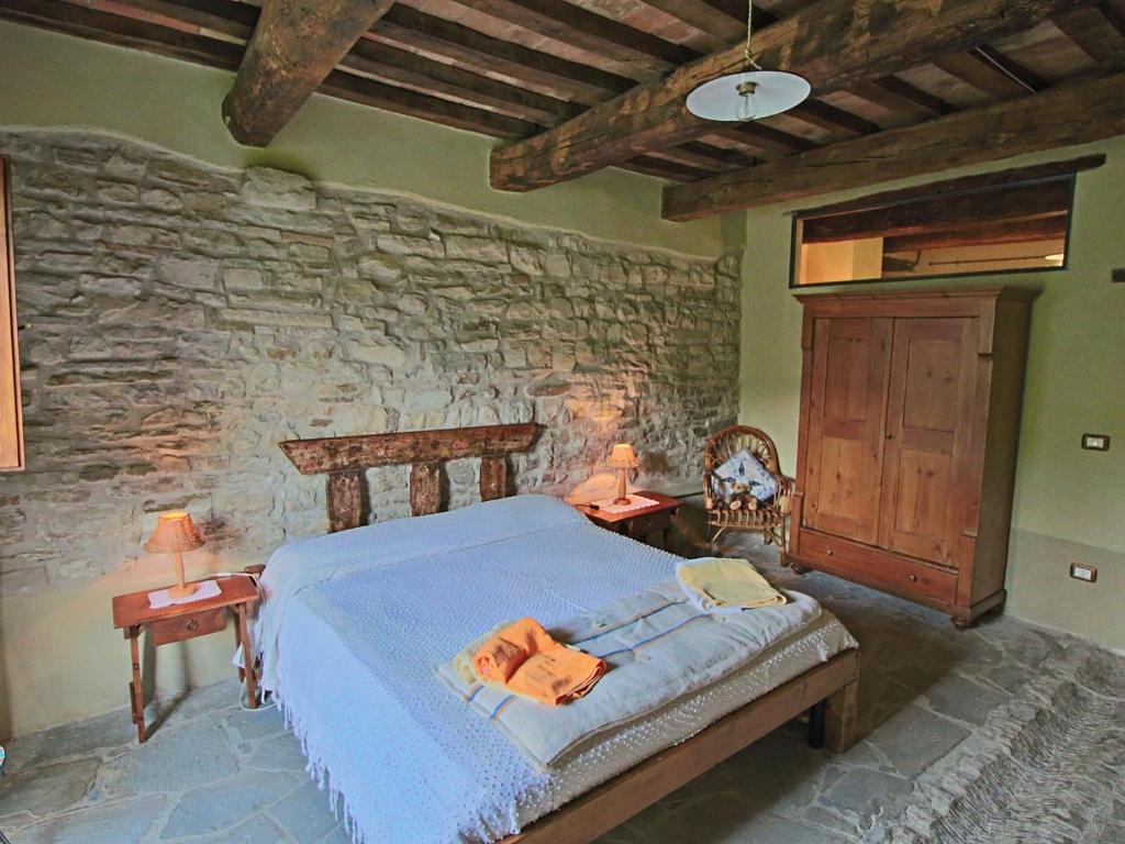 A bed or beds in a room at Holiday home with swimming pool in Apecchio