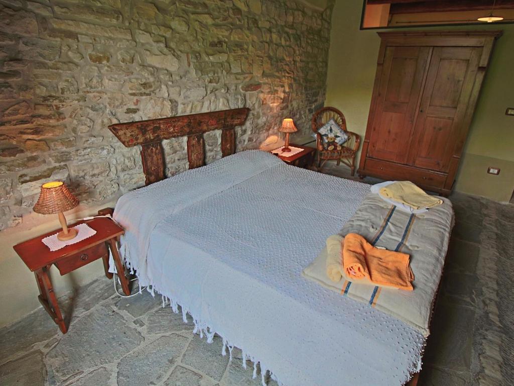 A bed or beds in a room at Holiday home with swimming pool in Apecchio