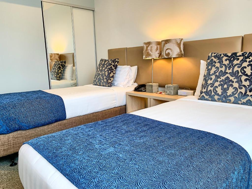 Voodi või voodid majutusasutuse Ramada Suites by Wyndham Albany toas