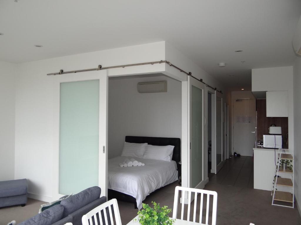 um quarto com uma cama de dossel num quarto em Amazing Accommodations: Vogue em Melbourne
