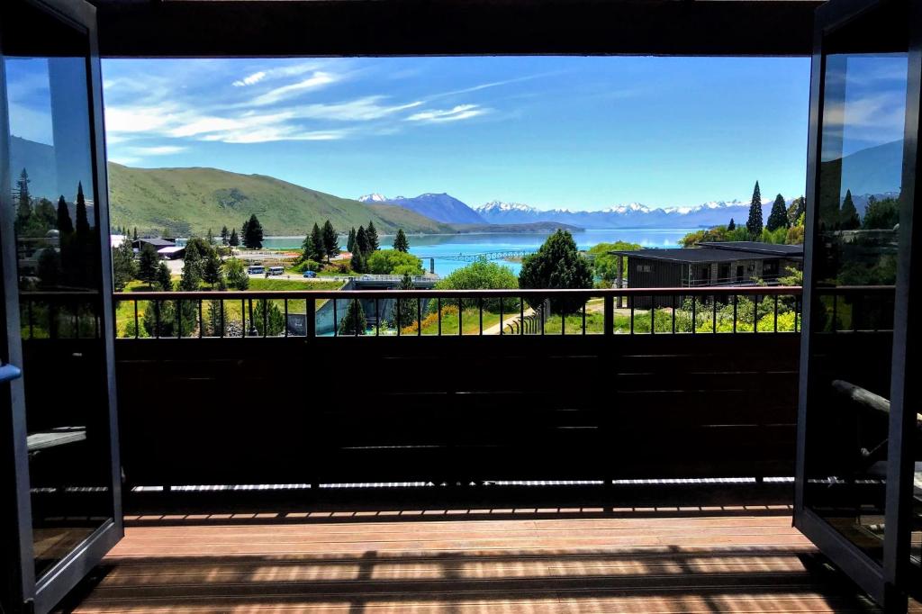 balkon z widokiem na jezioro w obiekcie TekapoB2 Lakeview Apartment w mieście Lake Tekapo