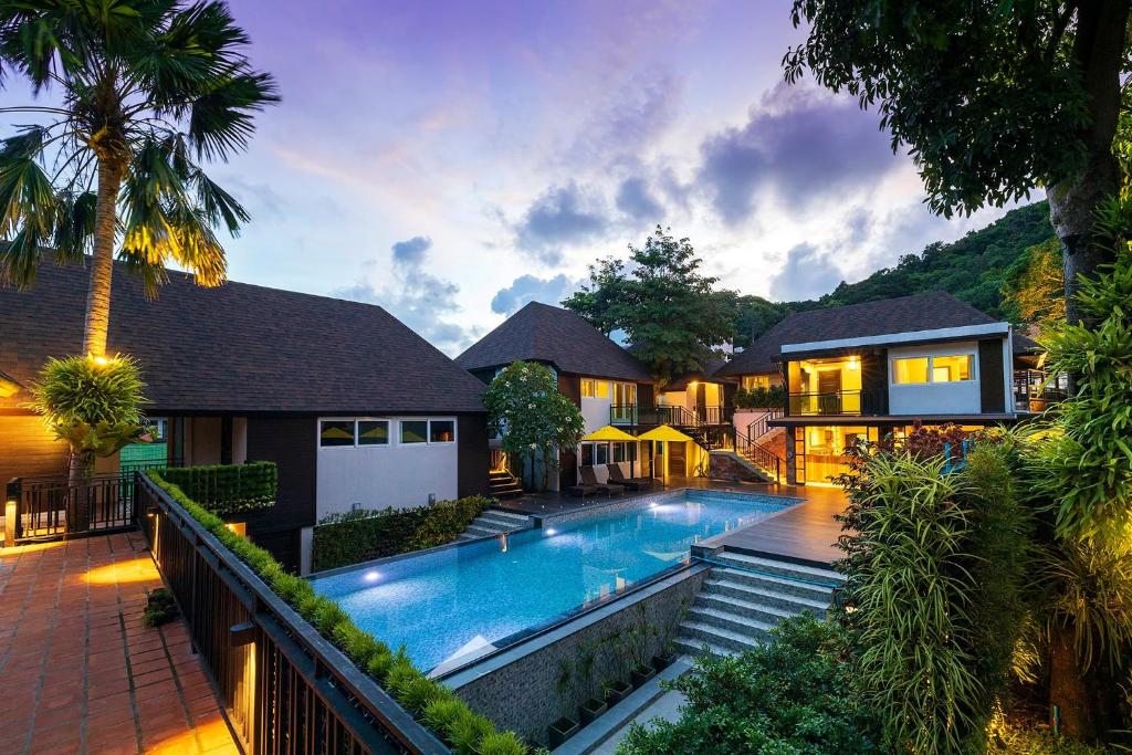 una vista exterior de una casa con piscina en The Cliff Elegance Resort, en Ao Nang Beach