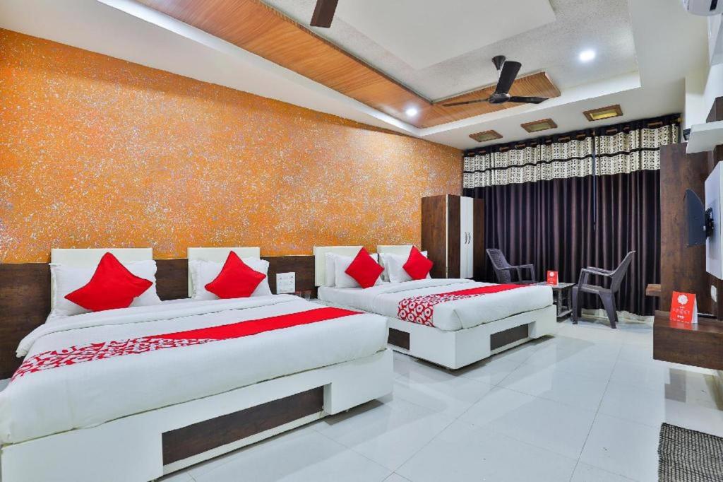Postel nebo postele na pokoji v ubytování Hotel Bansidhar-Somnath