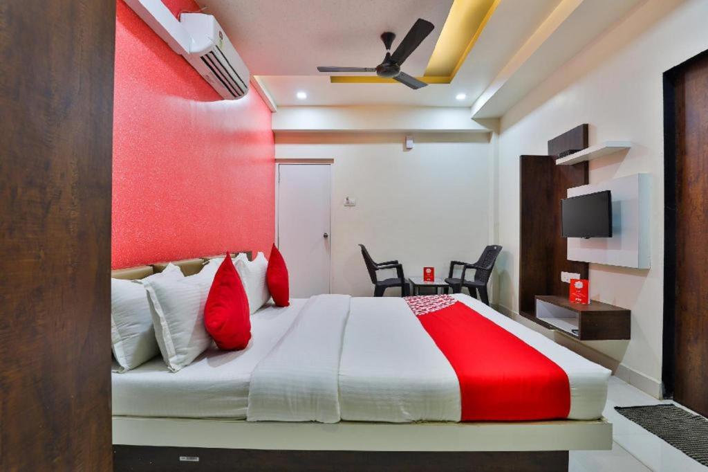 Postel nebo postele na pokoji v ubytování Hotel Bansidhar-Somnath