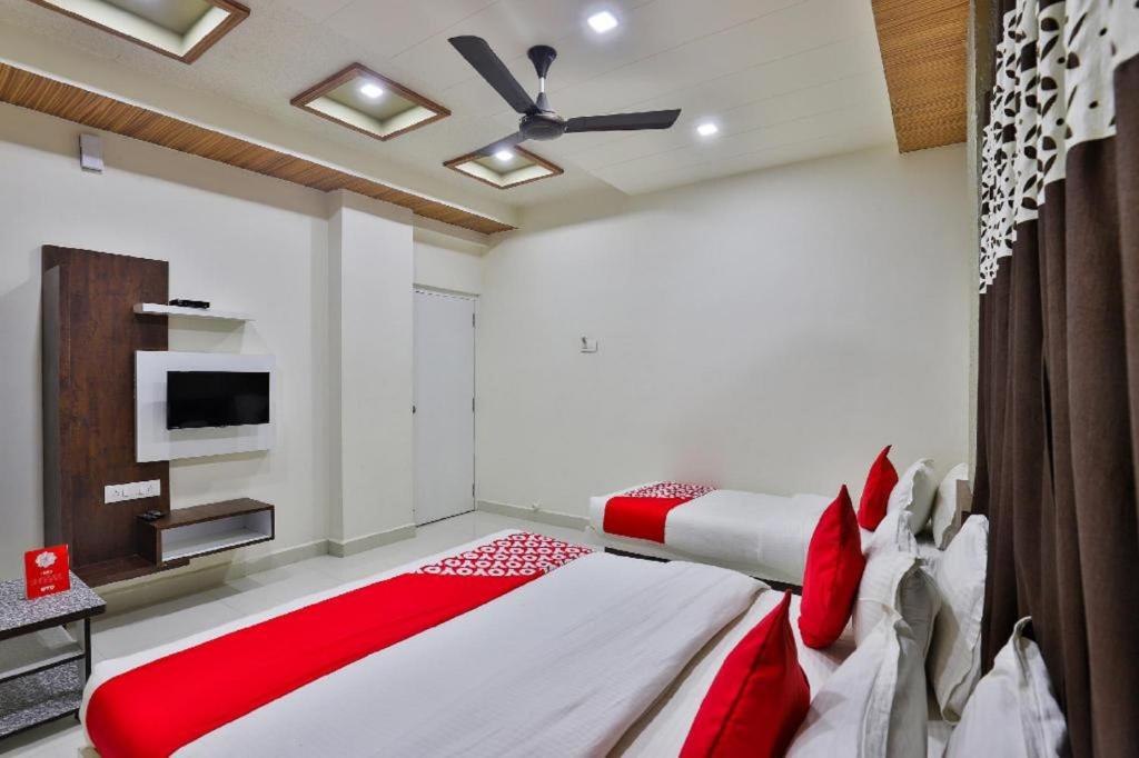 Postel nebo postele na pokoji v ubytování Hotel Bansidhar-Somnath