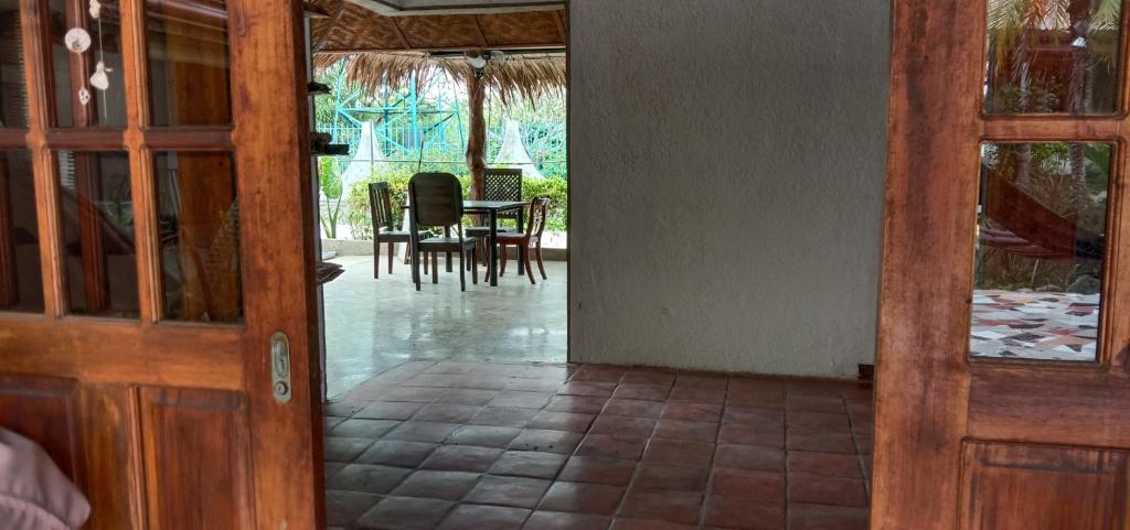 Foto dalla galleria di Herbs Guest House and Restaurant near the Sea a Moalboal