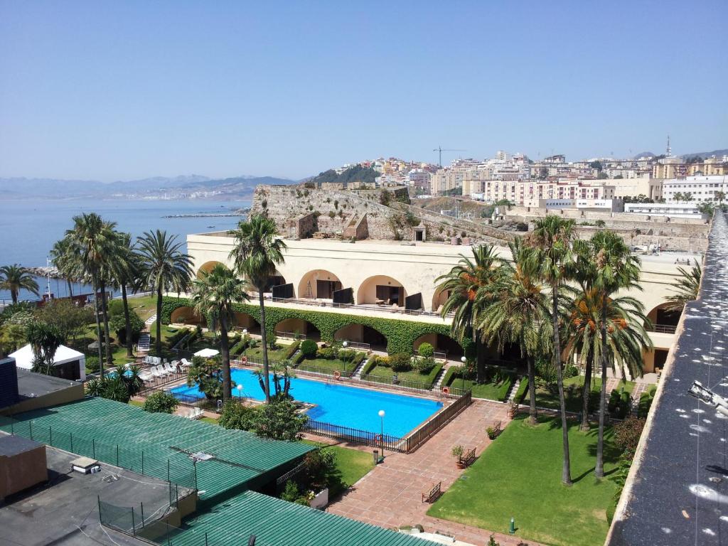 una vista aérea de un complejo con piscina en Parador de Ceuta, en Ceuta