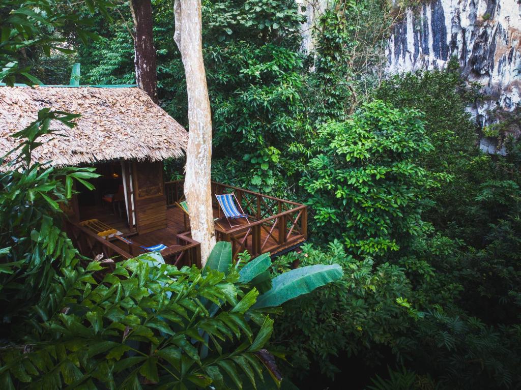 uma casa na árvore no meio de uma floresta em Our Jungle House em Khao Sok