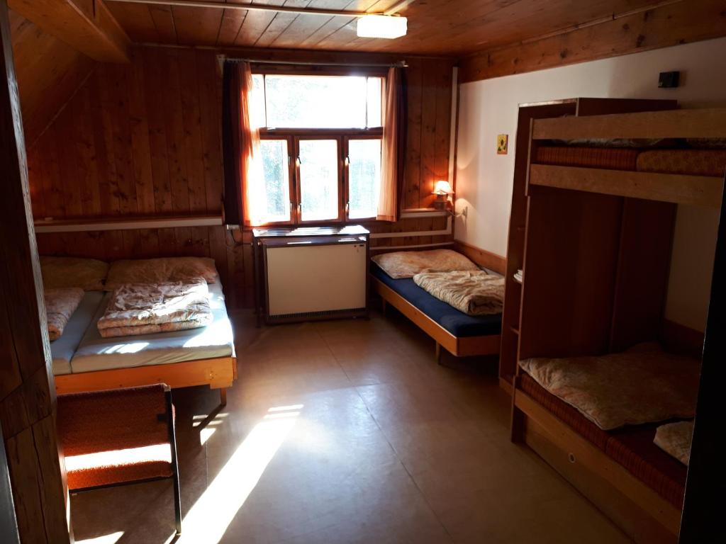 Postel nebo postele na pokoji v ubytování Horská chata U Pekařů