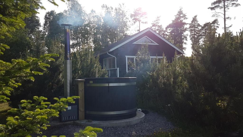 a small house with a trash can in front of it at Kauppilan Rantasauna in Ikaalinen