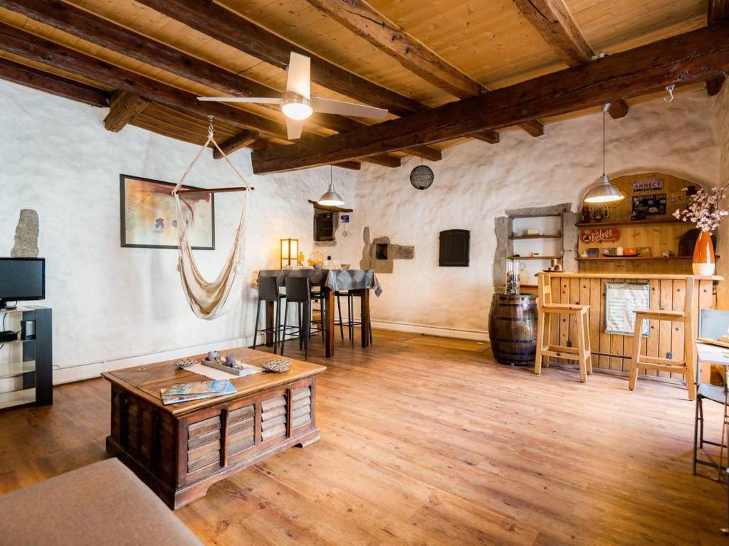 een woonkamer met een bank en een tafel bij Le Thiou Paradise Annecy in Annecy
