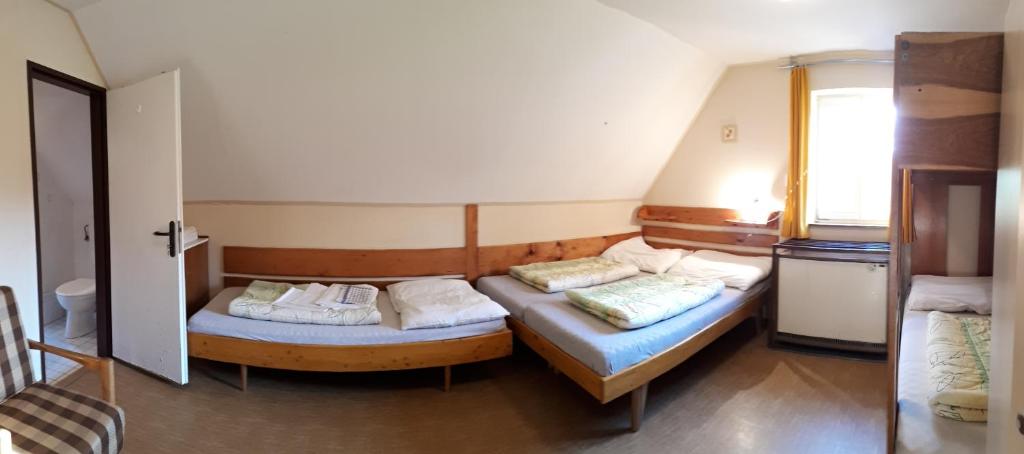 Postel nebo postele na pokoji v ubytování Horská chata U Pekařů