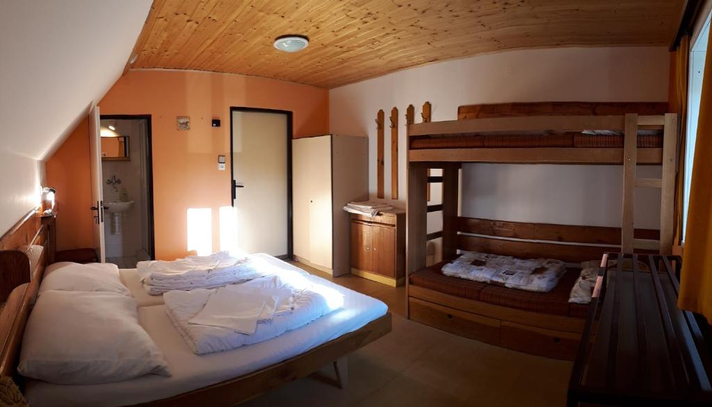 Postel nebo postele na pokoji v ubytování Horská chata U Pekařů
