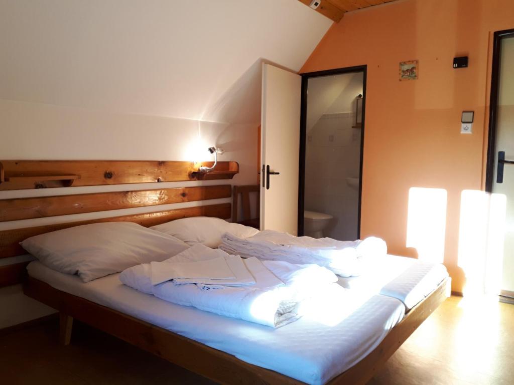 Postel nebo postele na pokoji v ubytování Horská chata U Pekařů