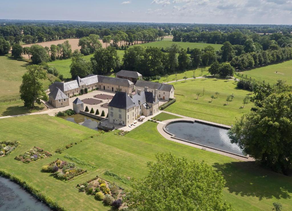 an aerial view of a large estate with a pond at Manoir de Cléronde - B&B in Blay