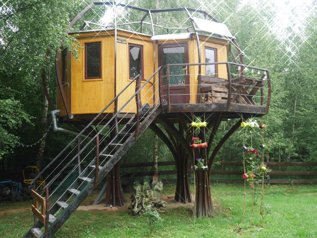 a tree house in the middle of a yard at Piece of Heaven and Piece of Dream in Râşnov