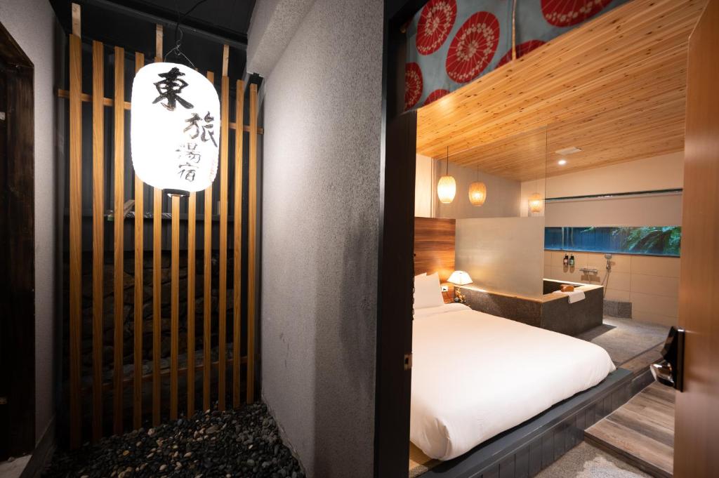 Postel nebo postele na pokoji v ubytování Yunoyado Onsen Hot Spring Hotel Deyang
