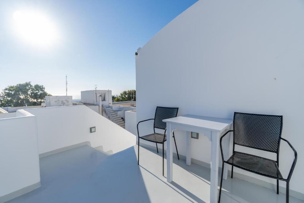 Balkón nebo terasa v ubytování Central Fira Suites