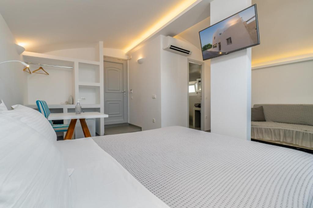 Postel nebo postele na pokoji v ubytování Central Fira Suites