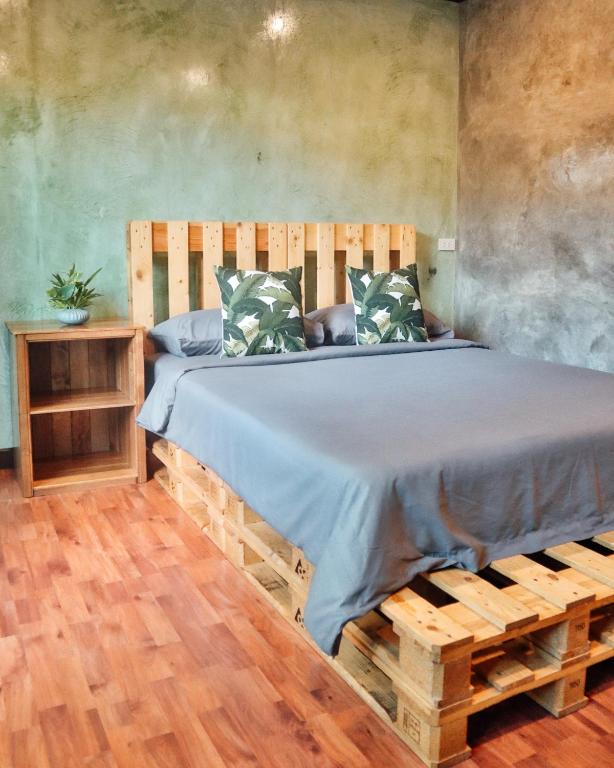 Postel nebo postele na pokoji v ubytování Baan Rabieng Talay Homestayบ้านระเบียงทะเล โฮมสเตย์เกาะกูด