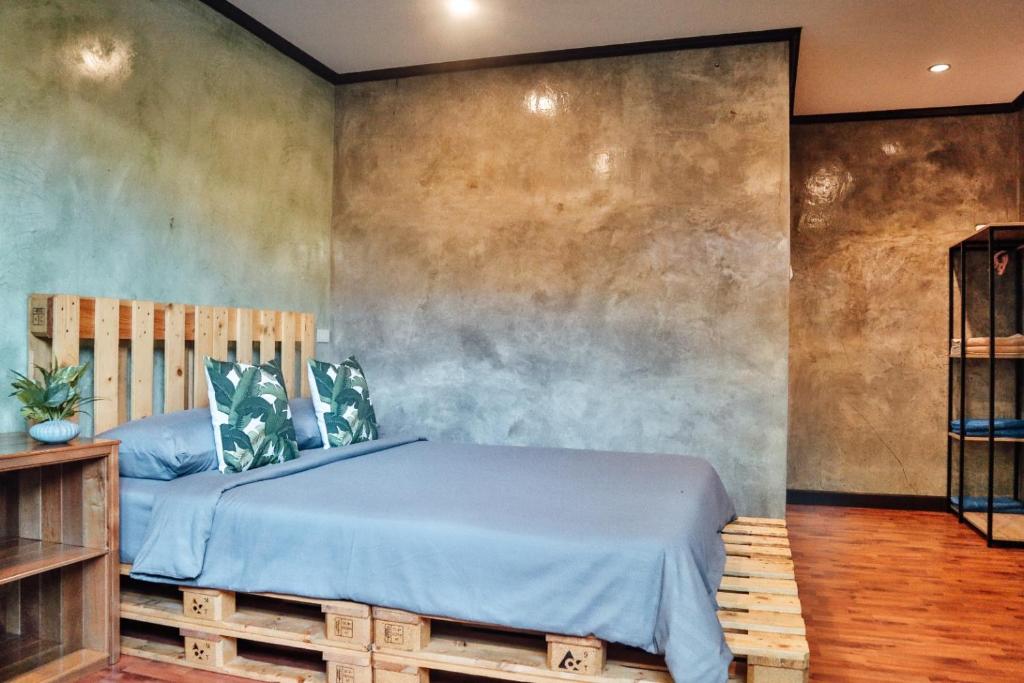 Postel nebo postele na pokoji v ubytování Baan Rabieng Talay Homestayบ้านระเบียงทะเล โฮมสเตย์เกาะกูด