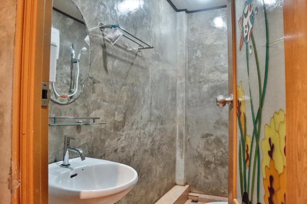 Koupelna v ubytování Baan Rabieng Talay Homestayบ้านระเบียงทะเล โฮมสเตย์เกาะกูด