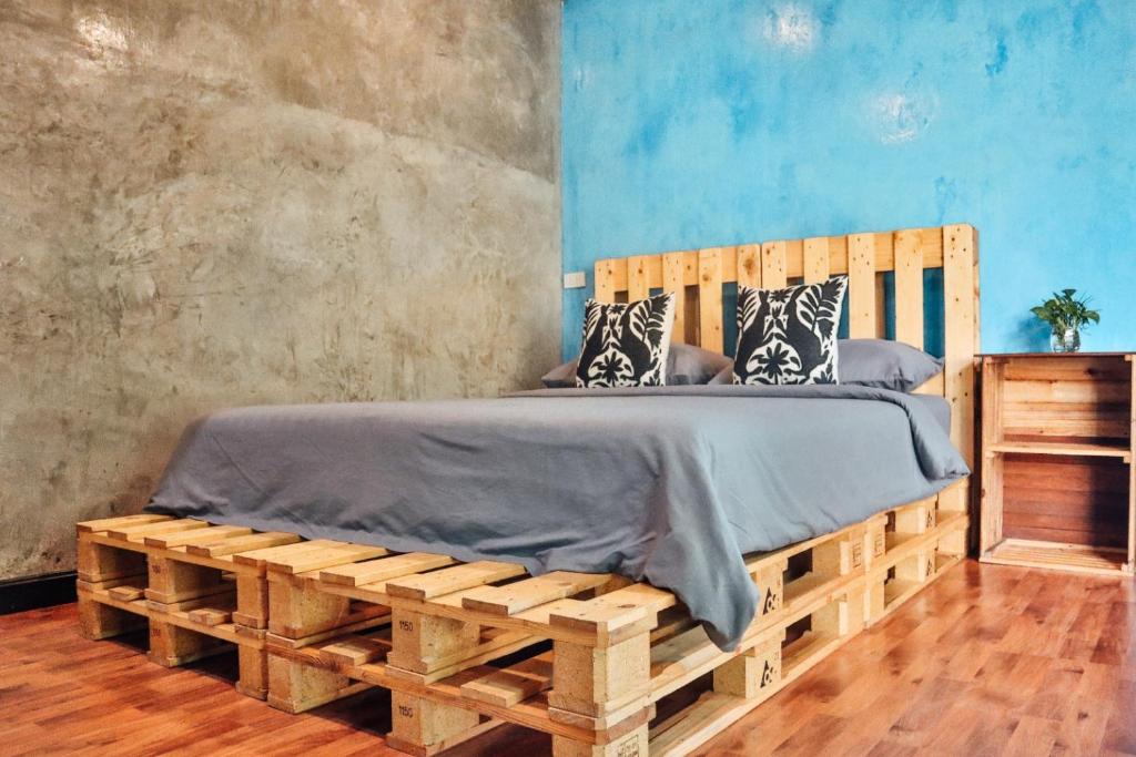 Postel nebo postele na pokoji v ubytování Baan Rabieng Talay Homestayบ้านระเบียงทะเล โฮมสเตย์เกาะกูด