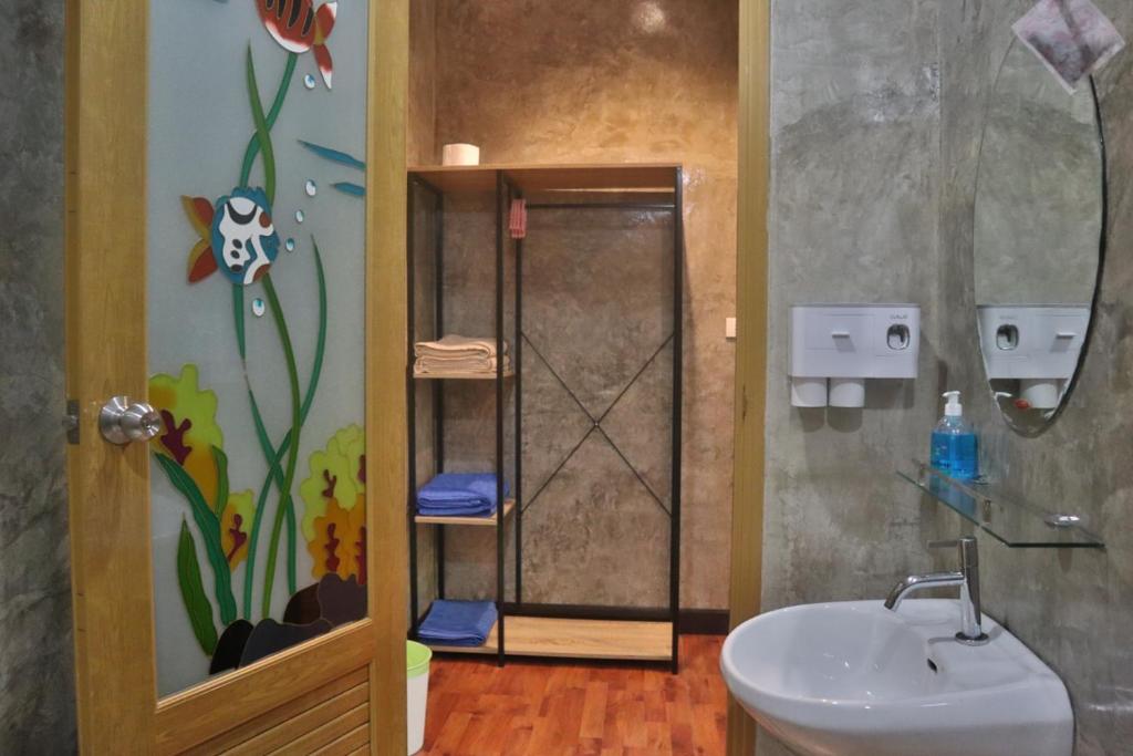 ein Bad mit einem Waschbecken, einem WC und einer Dusche in der Unterkunft Baan Rabieng Talay Homestayบ้านระเบียงทะเล โฮมสเตย์เกาะกูด in Ko Kood