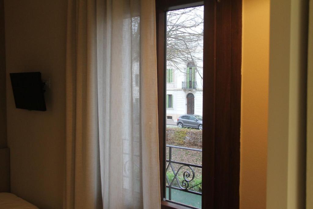 TV a/nebo společenská místnost v ubytování Albergo Ristorante Palladio Osteria dal 1900