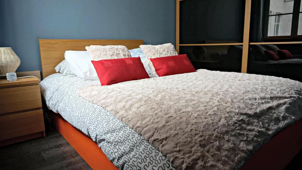 リールにあるLittle Suite - Bartholomeのベッドルーム1室(赤と白の枕が備わるベッド1台付)